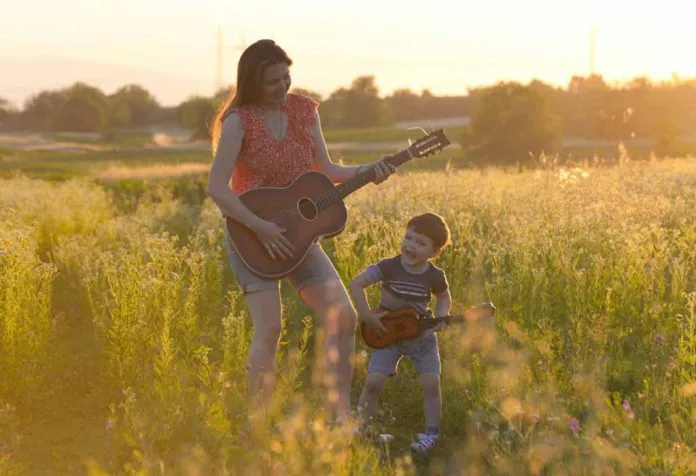 ibu dan anak menyanyikan lagu country tentang anak-anak
