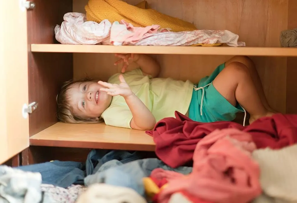 bayi bersembunyi di lemari untuk mengerjai orang tua