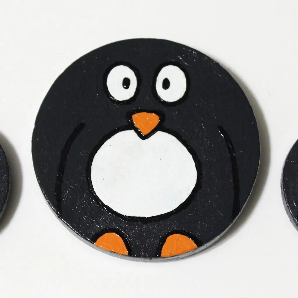 magnet penguin yang dilukis dengan tangan