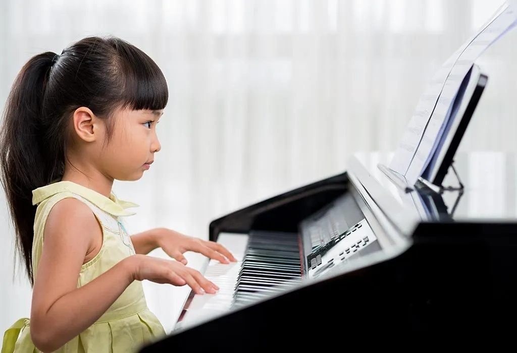 Seorang gadis kecil bermain piano