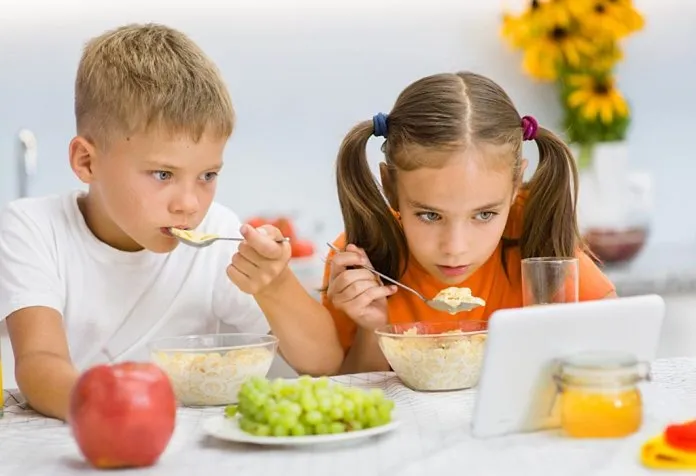 Apakah Menonton TV Sambil Makan Membahayakan Anda dan Anak Anda?