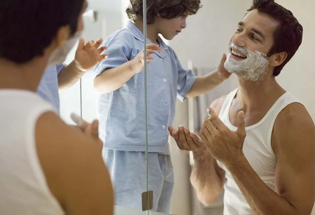 Seorang ayah dan anak bermain sambil bercukur