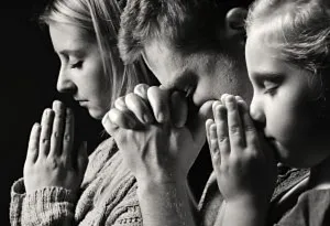 Keluarga berdoa bersama - Menghormati Agama