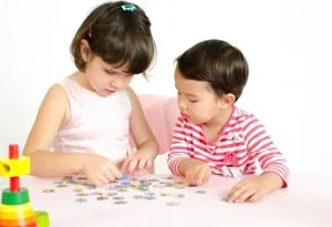 Dua anak memecahkan teka-teki