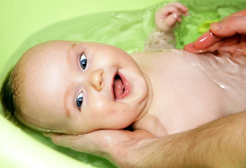 Mandikan bayi dengan air hangat sekali sehari