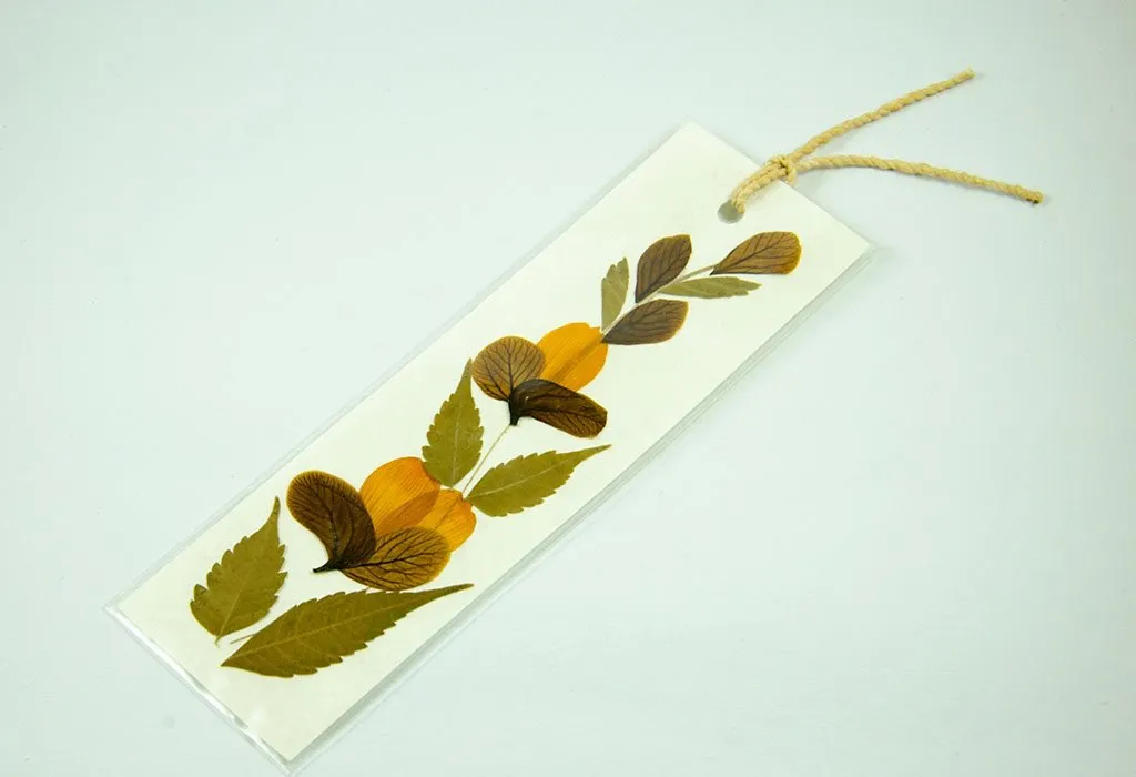 Bookmark dibuat dengan bunga kering