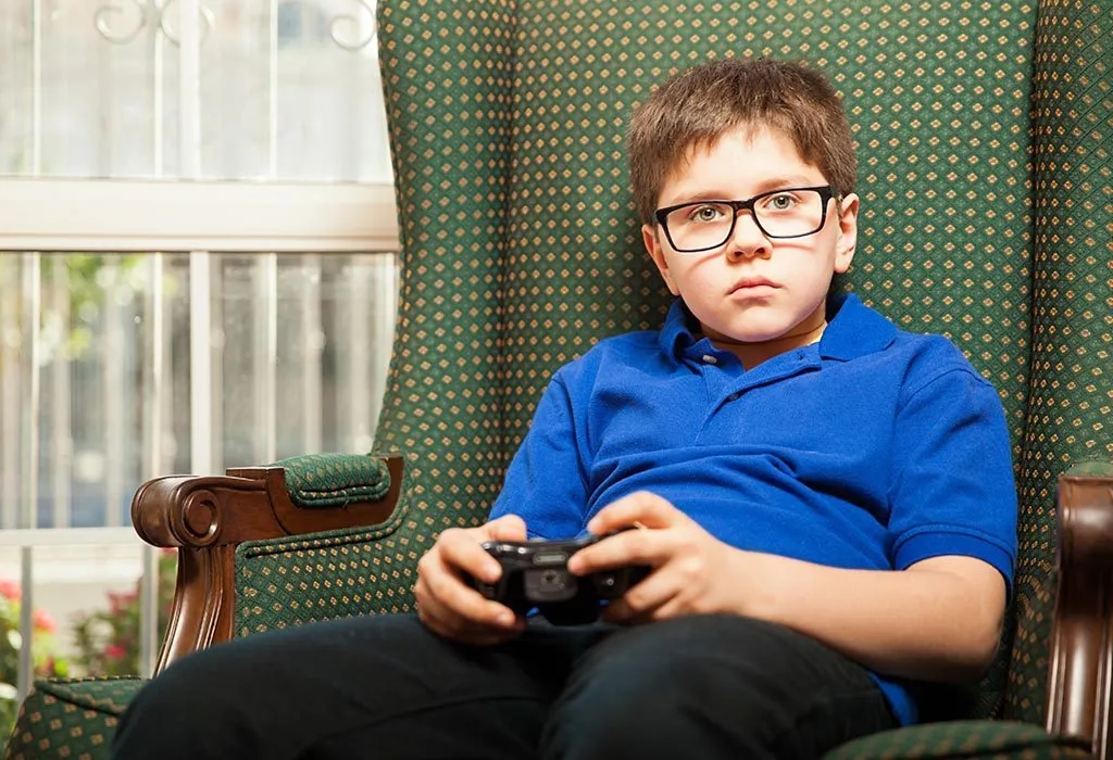Seorang anak laki-laki sedih bermain video game