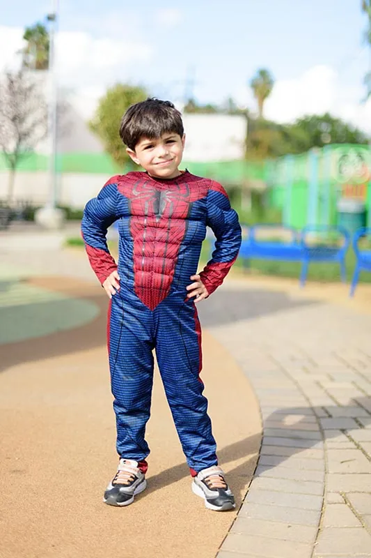 Seorang anak mengenakan kostum spiderman