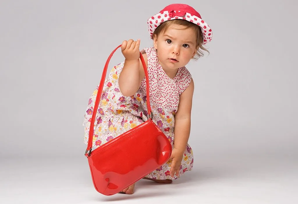 Seorang gadis dengan tas tangan kecil