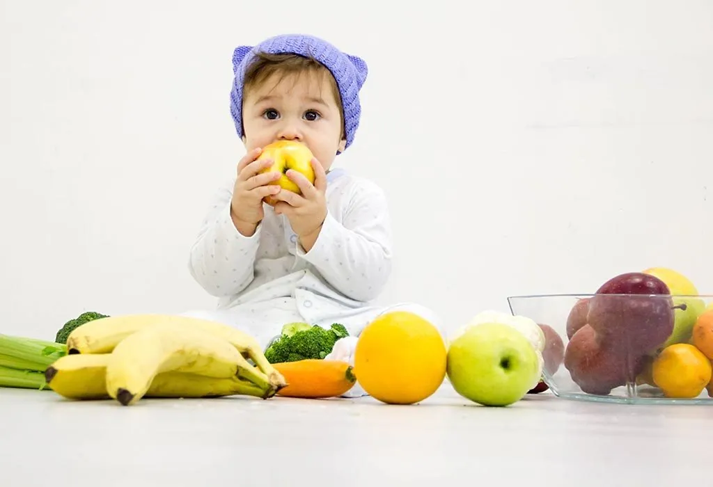 Bayi makan buah