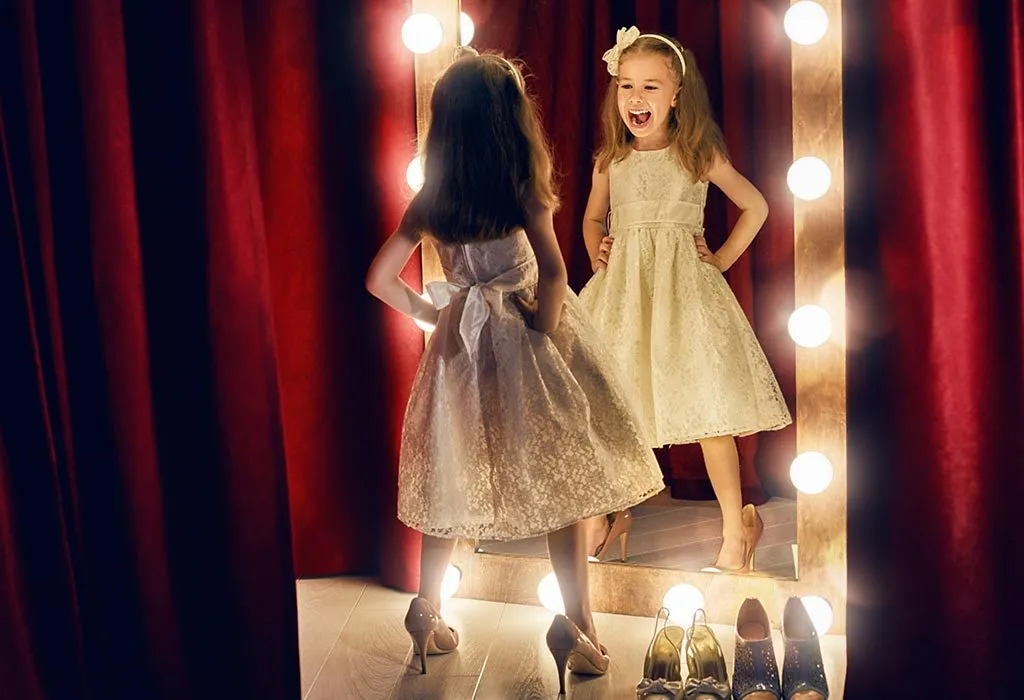 Gadis di depan cermin