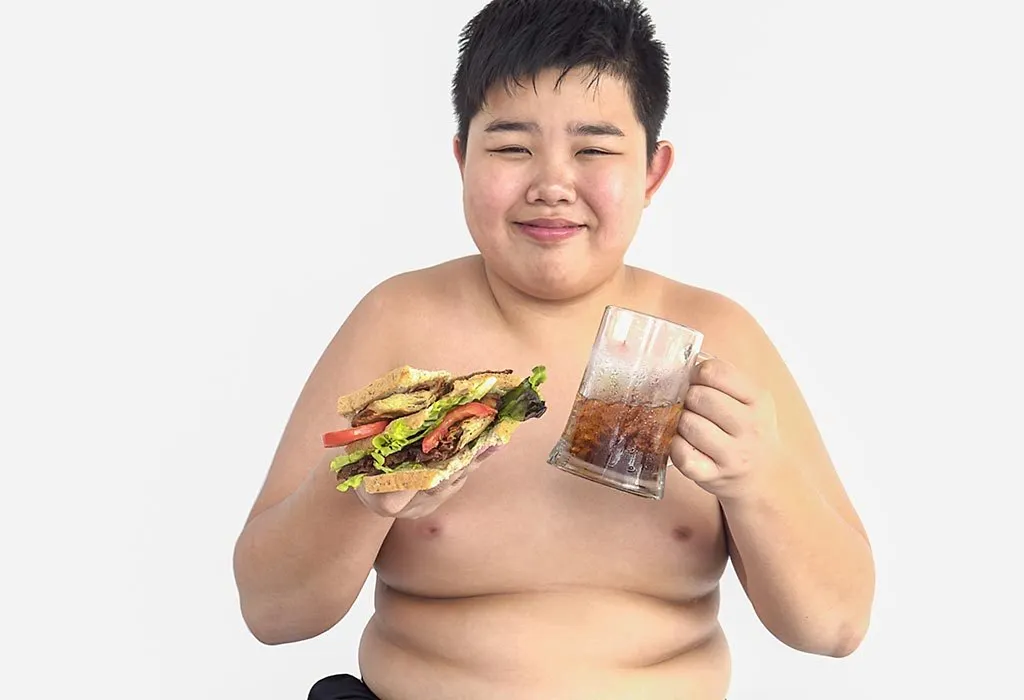 Seorang anak lapar makan junk food