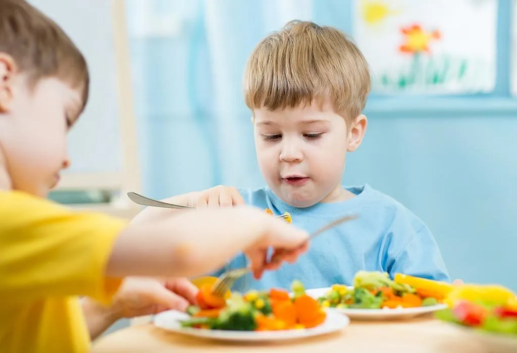 Seorang anak makan makanan sehat