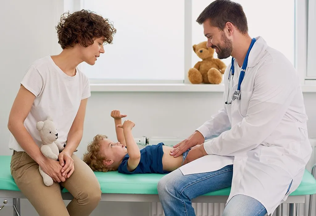 Dokter memeriksa perut anak