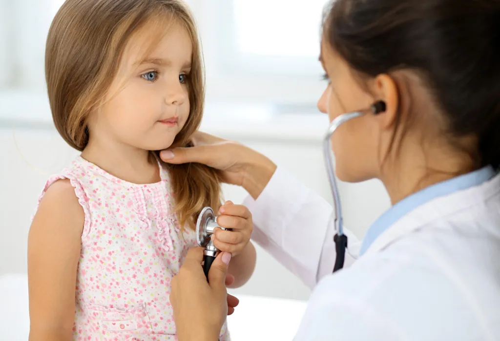 Dokter memeriksa anak