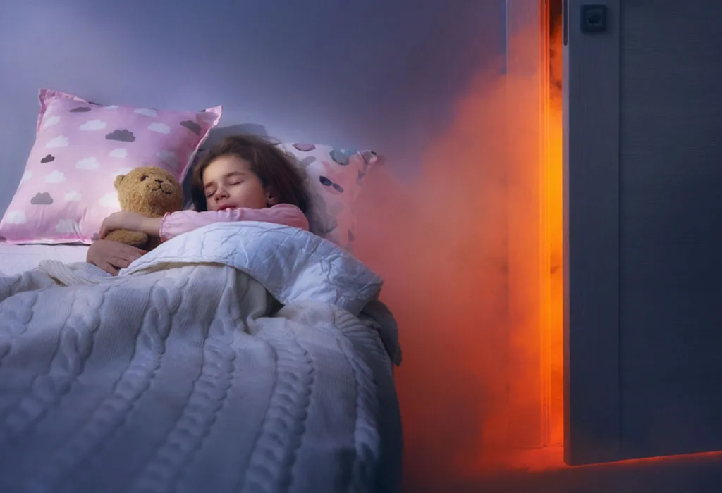 Seorang gadis tidur dengan mainan yang suka diemong