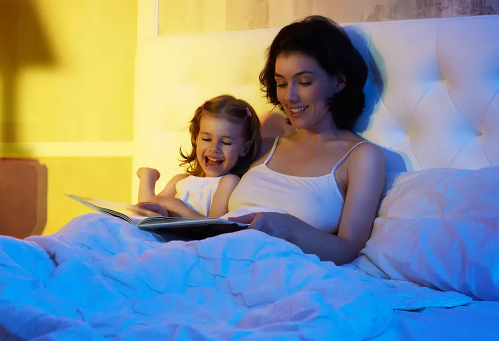 Seorang ibu membacakan buku untuk putrinya