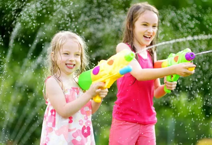 Dua gadis kecil bermain dengan pistol air
