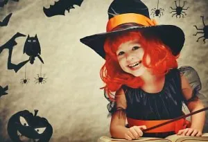 Seorang gadis berpakaian seperti penyihir