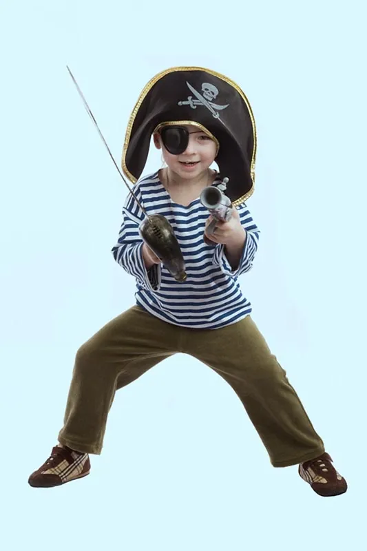 Seorang anak laki-laki berpakaian seperti bajak laut
