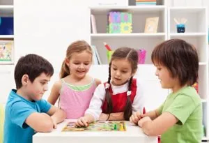 Anak-anak bermain game kelompok
