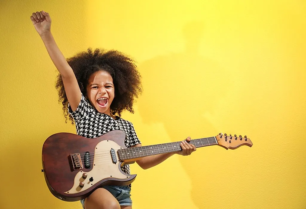 Seorang gadis kecil bermain gitar