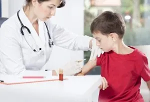 dokter memeriksa anak