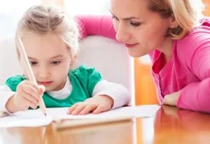 Gadis belajar dengan ibunya