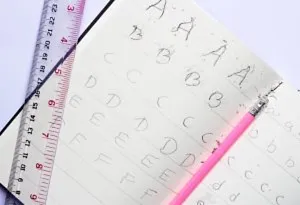 anak berlatih alfabet tulisan tangan dengan pensil
