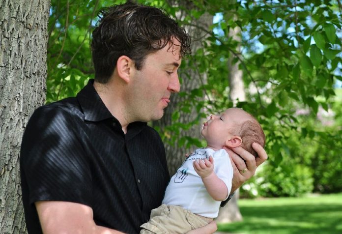 Pakar Pengasuhan Anak Ungkap 10 Rahasia Ikatan Ayah-Bayi – Saatnya Ayah!