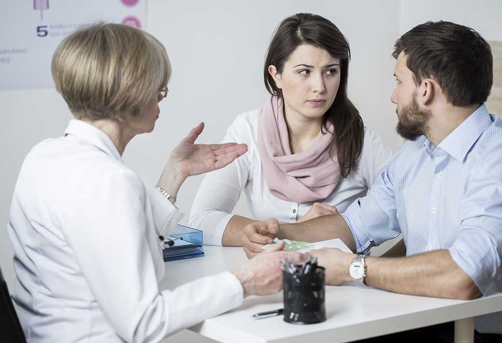 Sepasang suami istri mendiskusikan biaya perawatan IVF