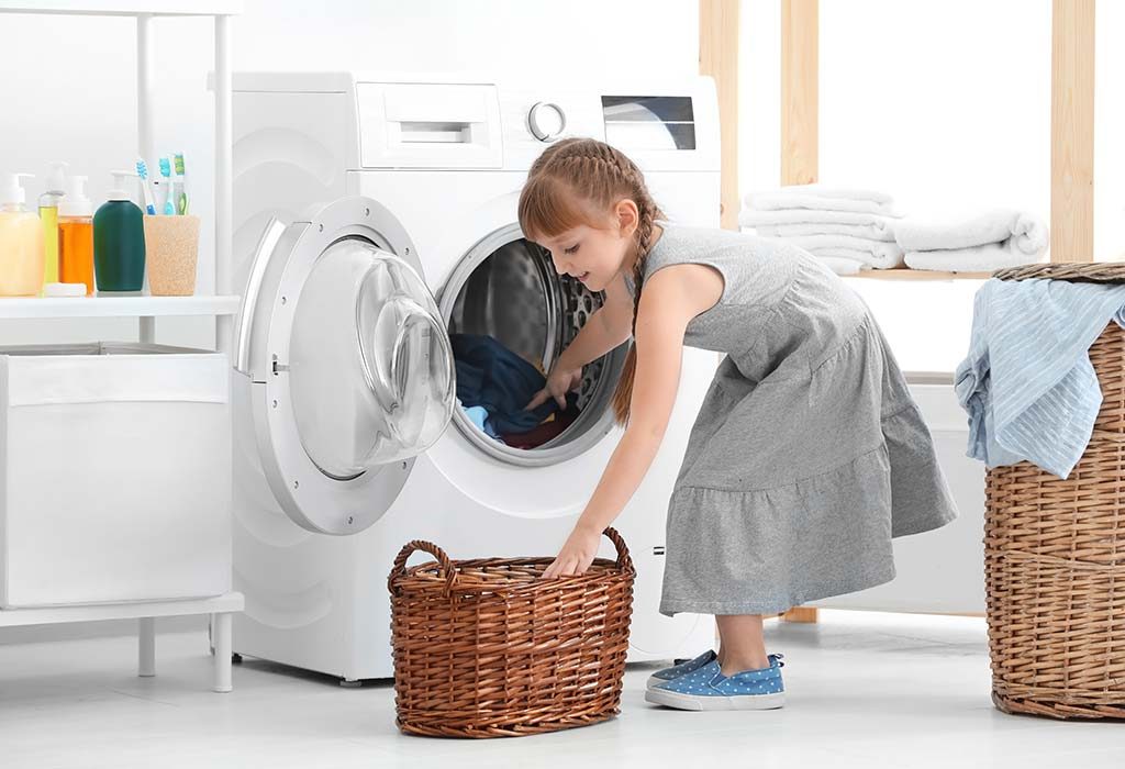 Seorang gadis sedang mencuci pakaian