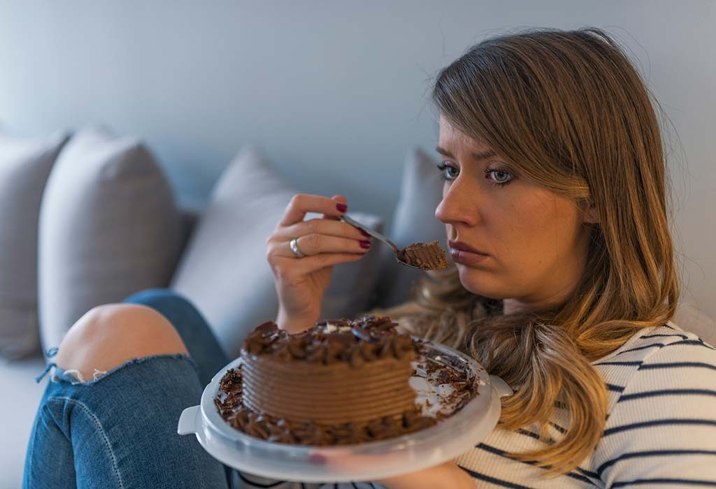 Seorang wanita makan kue