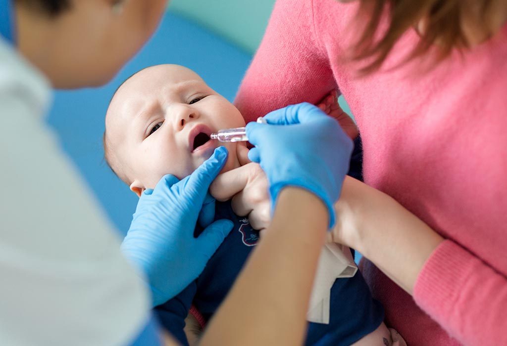 Seorang bayi mendapatkan vaksin oral