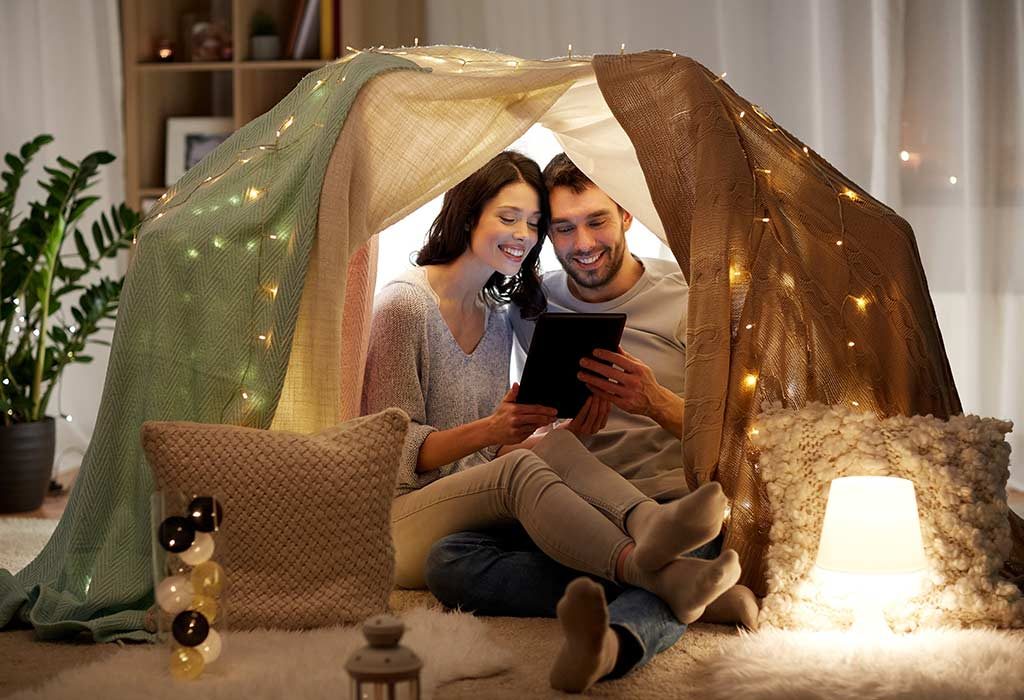 Pasangan menikmati malam romantis di tenda
