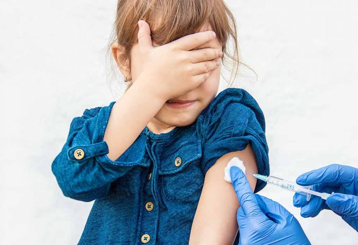 anak mendapatkan imunisasi imunisasi