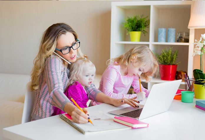 Bekerja Dari Rumah: 5 Tantangan Menarik dalam Kehidupan Seorang Ibu