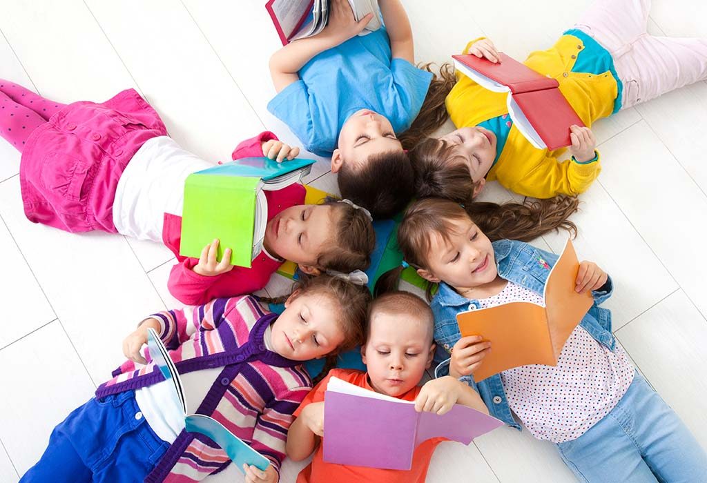Anak-anak membaca bersama