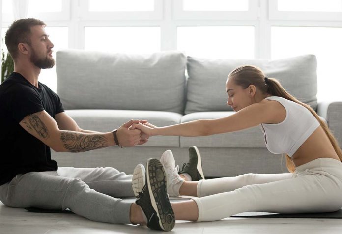 Pose Yoga Pasangan untuk Memperkuat Hubungan Anda