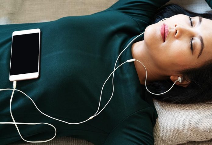 Apakah Anda Tidur dengan Headphone atau Earbud - Ketahui Apakah Ini Aman untuk Anda