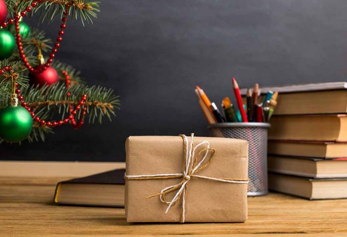 20 Ide Hadiah Natal Untuk Guru