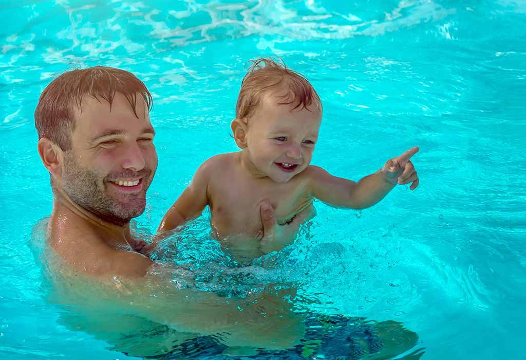 bayi berenang dengan ayah