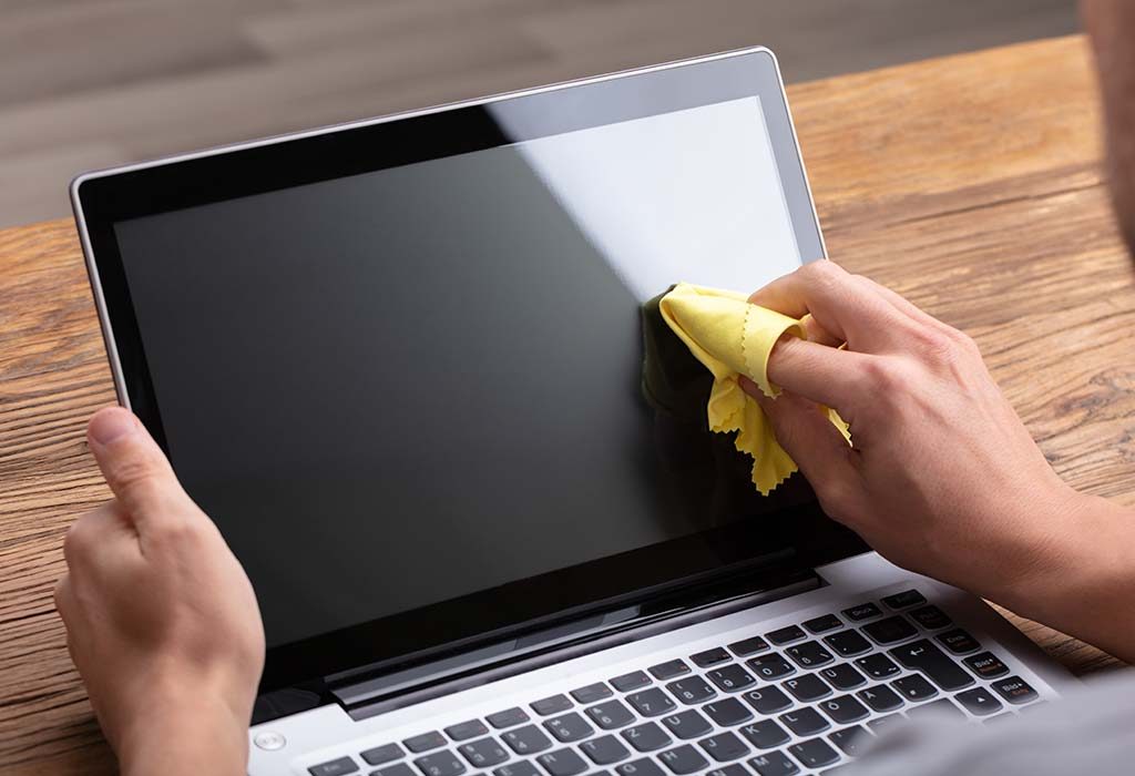 Gunakan kain lembut untuk membersihkan layar laptop