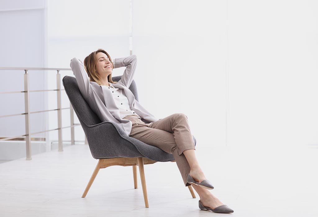 Seorang wanita bersantai di kursi