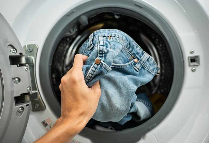Bagaimana Cara Mencuci Jeans di Rumah Tanpa Kehilangan Warna?