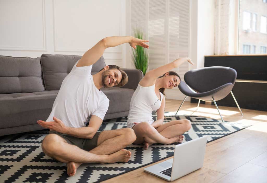 Sepasang suami istri berlatih yoga di rumah