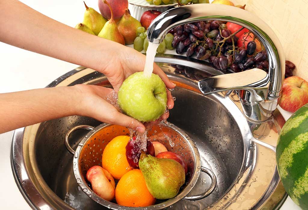 Mencuci buah dan sayur