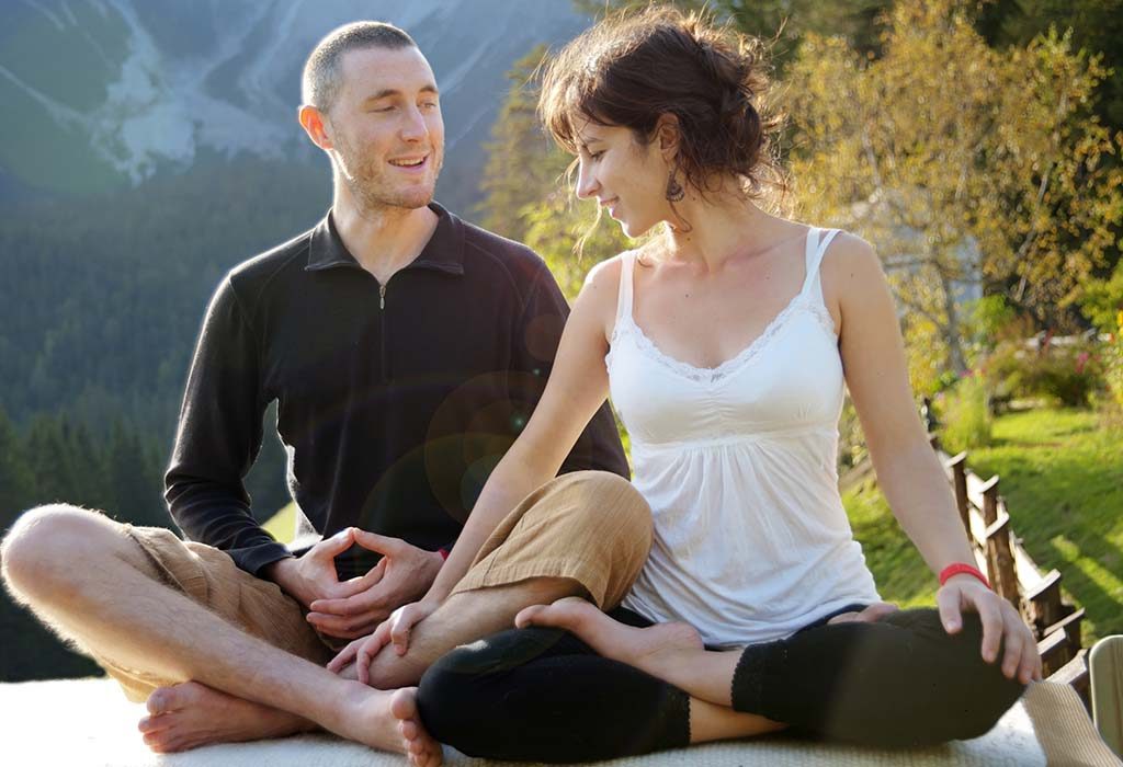 Sepasang kekasih melakukan yoga bersama