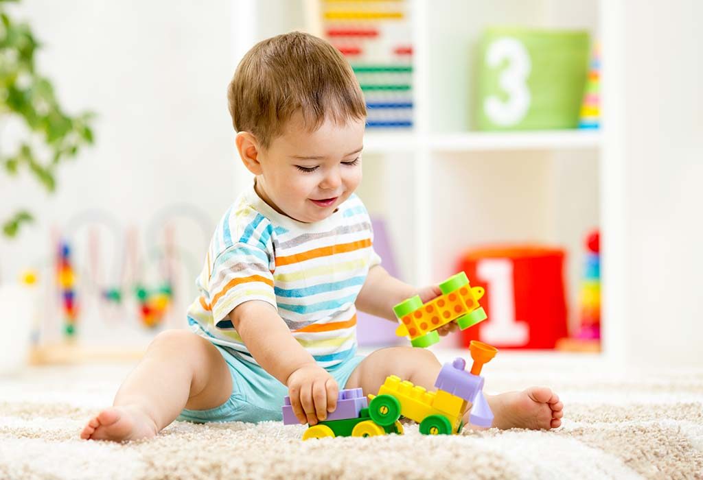 Seorang anak bermain dengan mainan