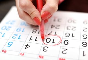 Wanita menandai tanggal menstruasi di kalender